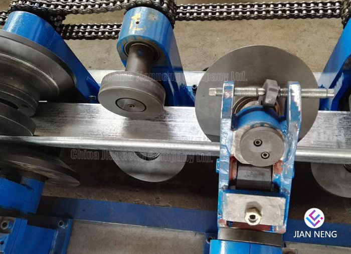 345 Mpa Curving Machine Máy lợp kim loại với Cr12 Tấm đấm khuôn mẫu
