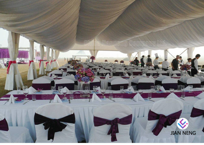 Marquee sang trọng bên ngoài Lều cưới với màn cửa đầy màu sắc cho các bữa tiệc sự kiện